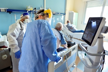 Variante &oacute;micron provoca crisis de personal de salud brit&aacute;nico