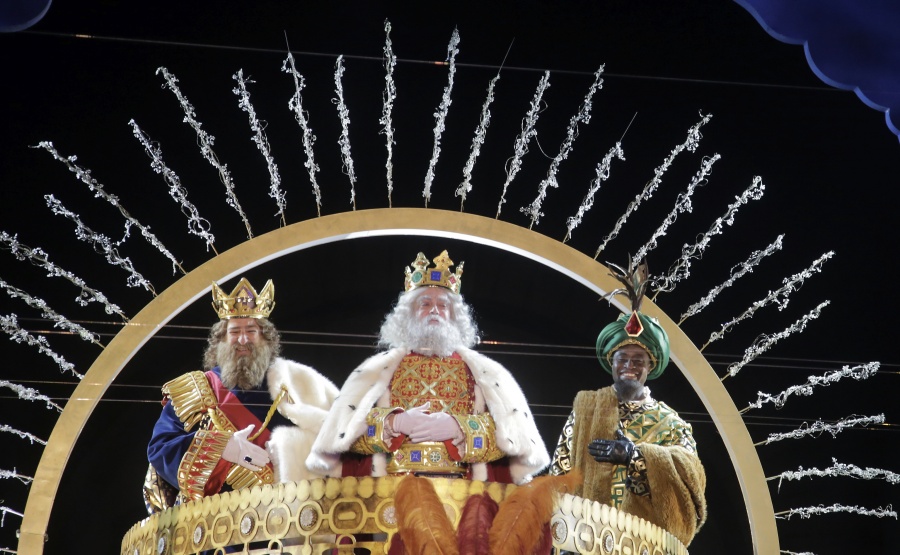 Espectadores regresan a cabalgata de los Reyes Magos en Madrid