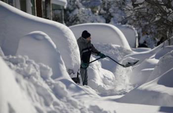 Fuerte nevada en EEUU bloquea a automovilistas 24 horas