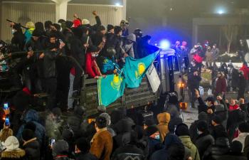 Kazajist&aacute;n pide ayuda de Rusia para controlar violentos disturbios
