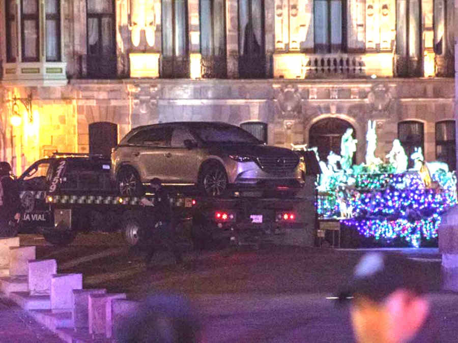 Hallan vehículo con cadáveres fuera de Palacio de Gobierno de Zacatecas