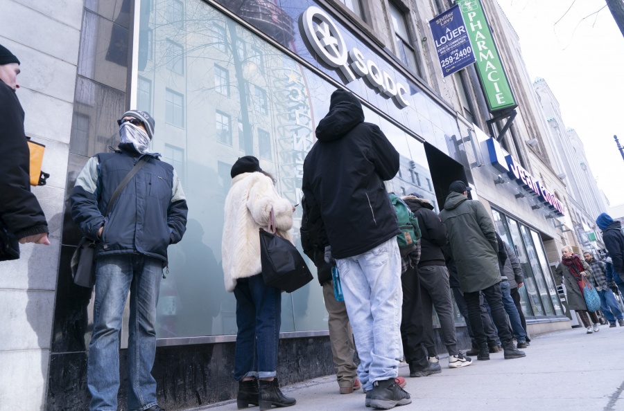 Quebec limita acceso a comercios que venden alcohol y cannabis solo a vacunados