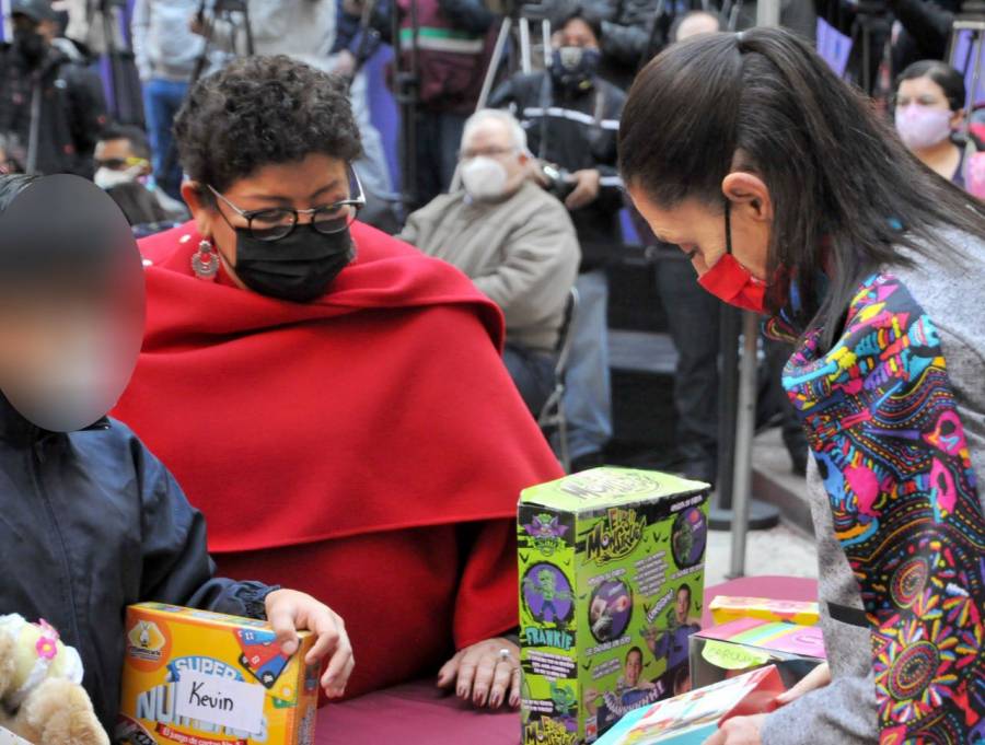 Representando a Reyes Magos, Claudia Sheinbaum entrega juguetes a menores de estancia FGJ