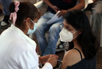 Ciclo menstrual puede retrasarse levemente tras la vacuna anticovid: Estudio