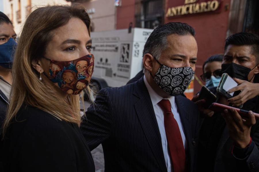 FGR abre carpeta de investigación contra Santiago Nieto y Carla Humphrey