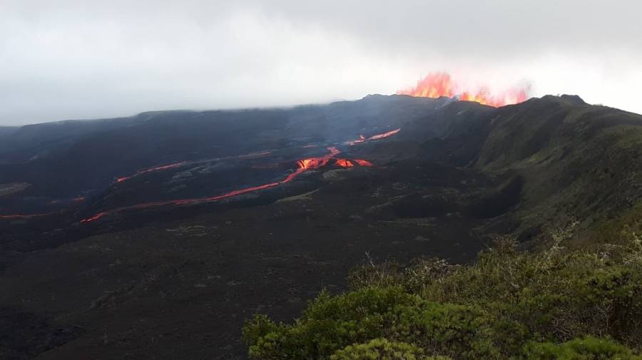 Un volcán en erupción en el santuario de la biodiversidad de Galápagos