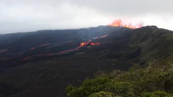 Un volc&aacute;n en erupci&oacute;n en el santuario de la biodiversidad de Gal&aacute;pagos