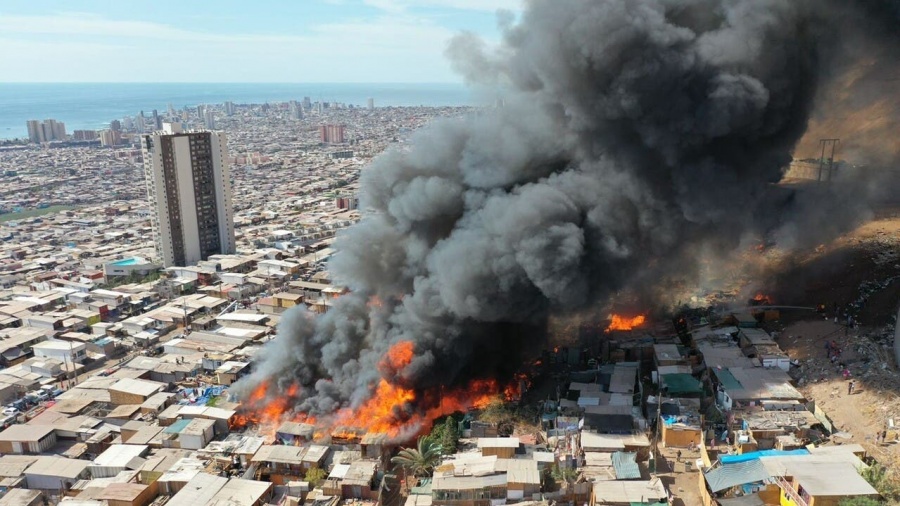 Incendio en Chile deja 100 viviendas quemadas y 400 damnificados