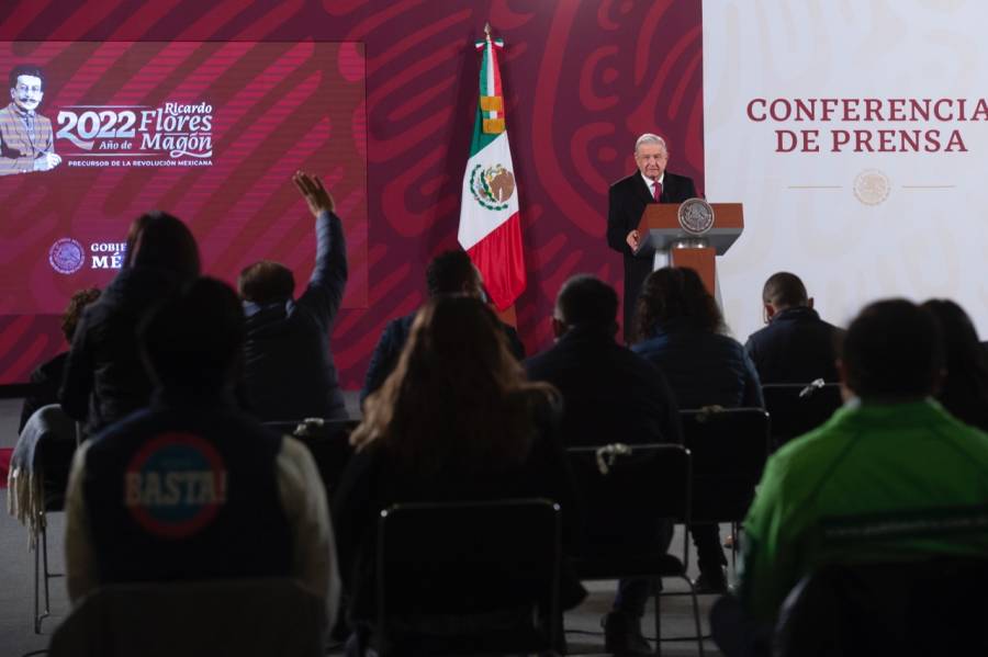 AMLO muestras recomendaciones de escritor ante Covid-19