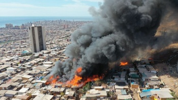 Incendio en Chile deja 100 viviendas quemadas y 400 damnificados