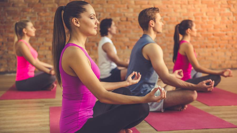 Nueva Delhi ofrece clases gratis de yoga online ante cierre parcial de oficinas
