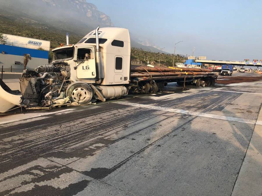 Trailer se queda sin frenos, choca en la caseta y se incendia