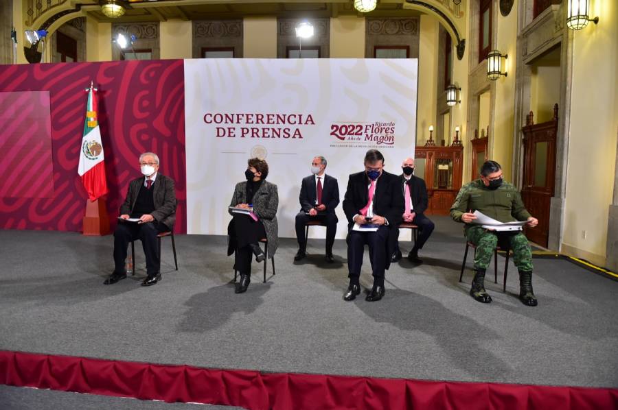 Funcionarios usan cubrebocas en mañanera