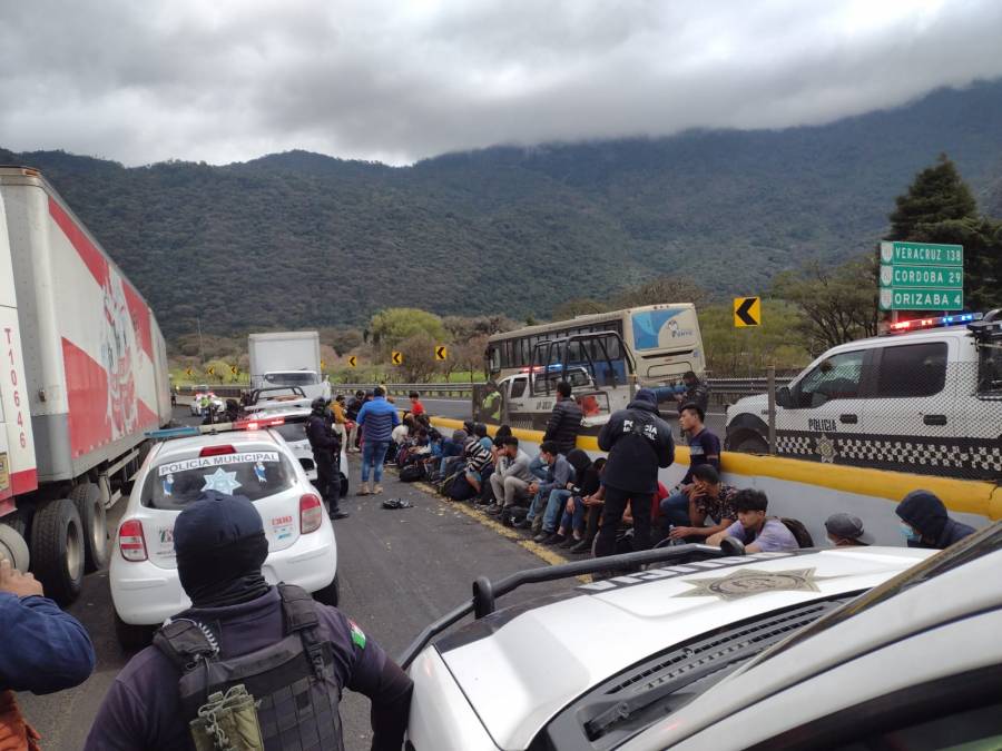 Tráiler con 38 migrantes a bordo se accidenta en Veracruz
