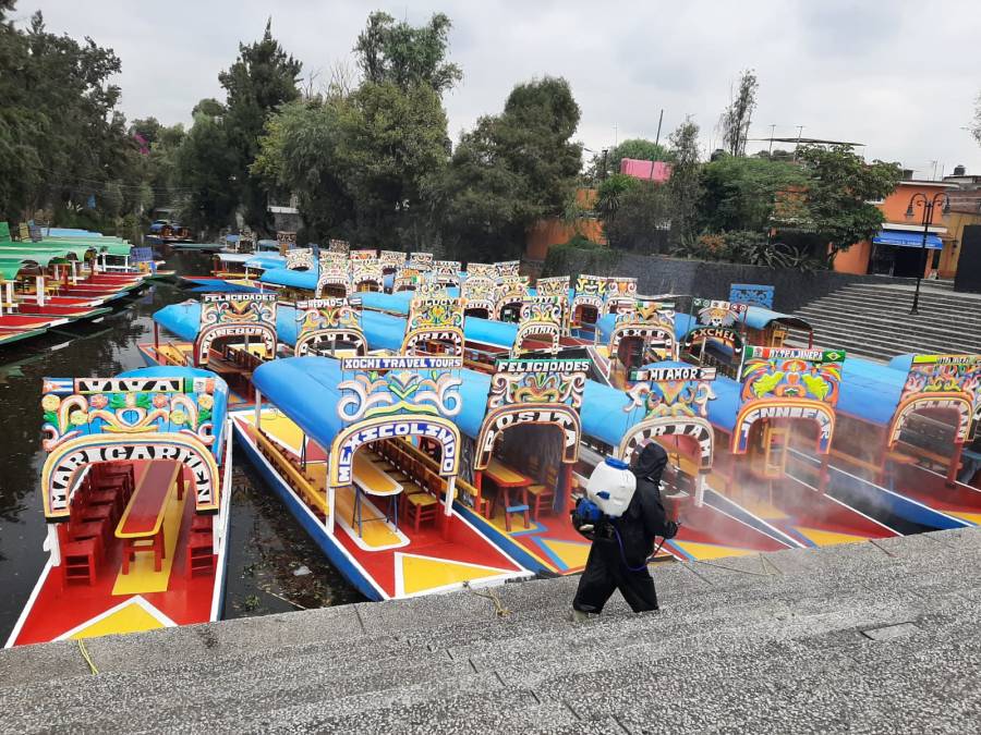 Sanitizan embarcaderos en Xochimilco por incremento de COVID-19