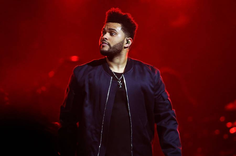 The Weeknd rinde homenaje a la radio FM con la complicidad del actor Jim Carrey