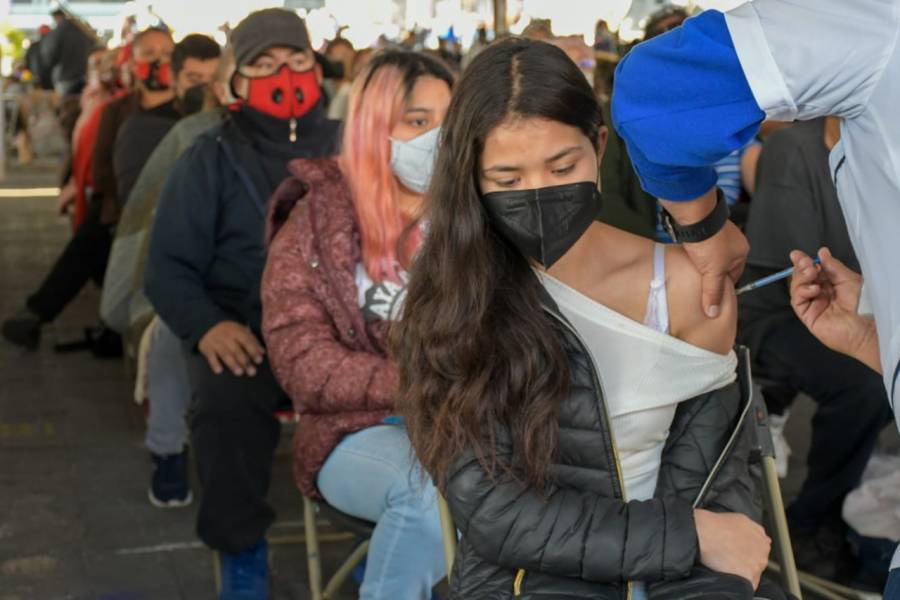 Gran afluencia en jornada de vacunación a población de 14 a 17 años y rezagados en Neza