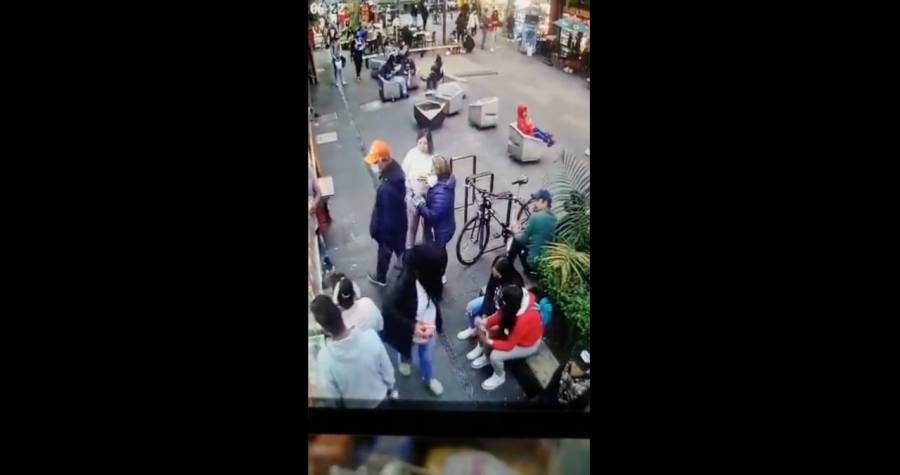 En la alcald&iacute;a Cuauht&eacute;moc una mujer le escupe a una pareja de lesbianas