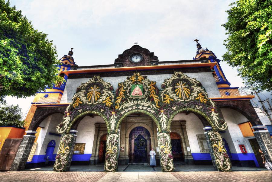 Detienen en Coyoacán a una mujer que intentó extorsionar a sacerdote