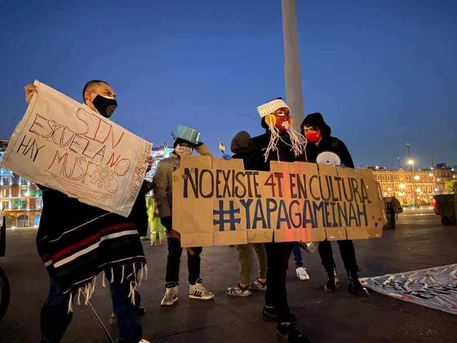Estudiantes de la ENAH protestan afuera de Palacio Nacional