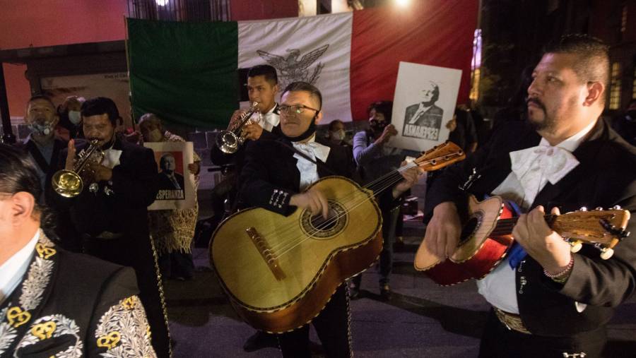 De regalo de cumpleaños, llevan serenata a Beatriz Gutiérrez Muller