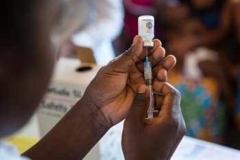 Pa&iacute;ses pobres rechazan 100 millones de dosis de vacunas covid a punto de caducar