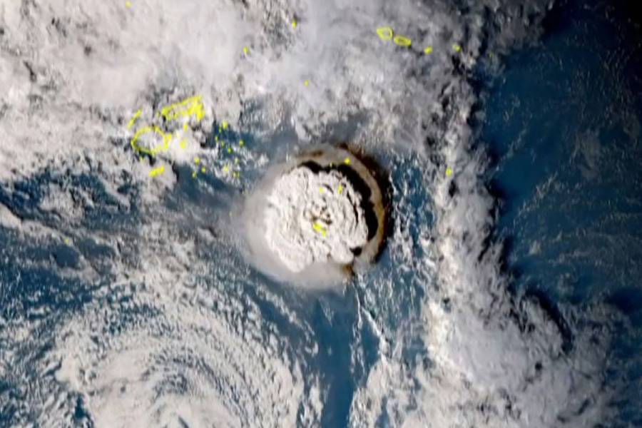 Habitantes de Tonga huyen del tsunami tras la erupción del volcán