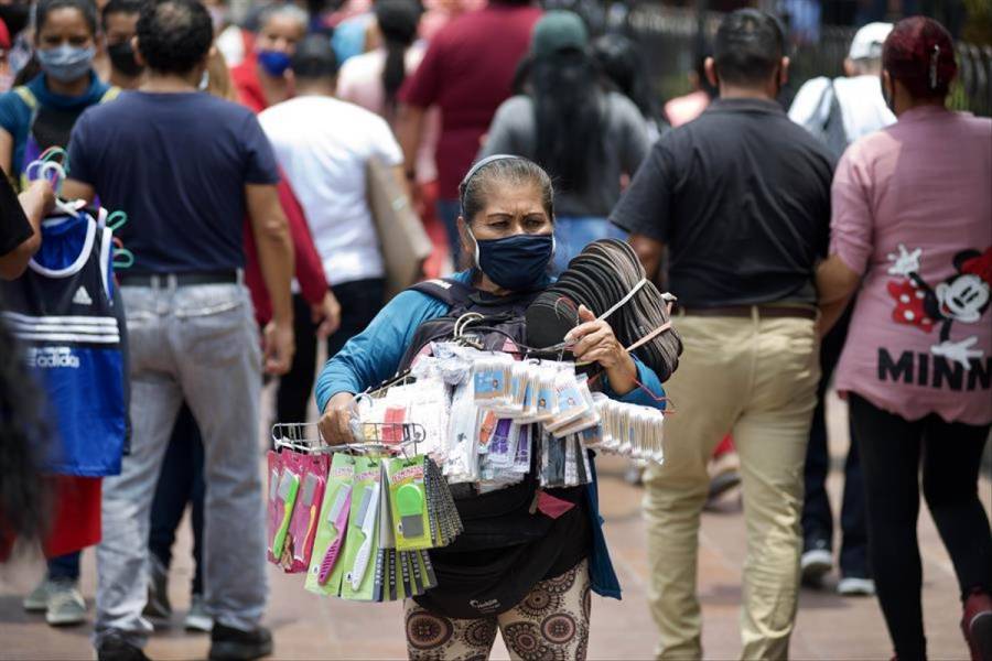 Ecuador declara alerta roja casi todo su territorio por contagios de covid-19