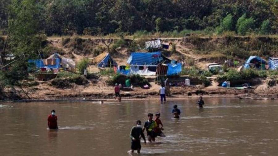 Cientos de monjes en Birmania huyen de los combates entre ejército y facciones rebeldes