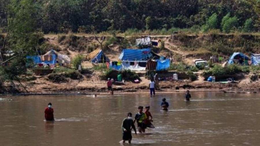 Cientos de monjes en Birmania huyen de los combates entre ej&eacute;rcito y facciones rebeldes