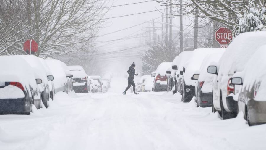 Millones se ponen a cubierto por tormenta de nieve que azota EEUU y Canadá