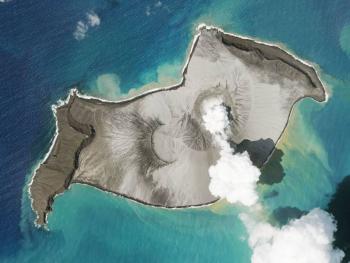 Tonga queda aislada del mundo tras la erupción de un volcán