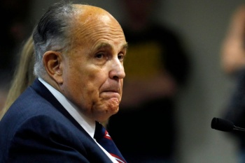 Por ataque a Capitolio llaman a comparecer a Rudy Giuliani