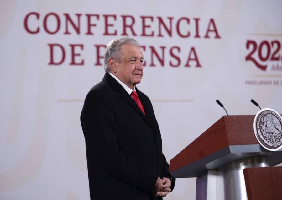 AMLO celebra que UNAM analice regreso a clases presenciales
