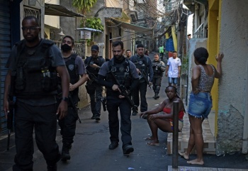 En Río de Janeiro mega operación policial para recuperar favela