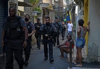 En R&iacute;o de Janeiro mega operaci&oacute;n policial para recuperar favela