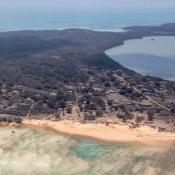 Tonga: M&aacute;s de 80% de la poblaci&oacute;n afectada por erupci&oacute;n de volc&aacute;n y tsunami