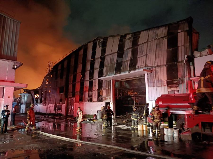 Tras incendio en fábrica de Azcapotzalco continúa la remoción de escombros