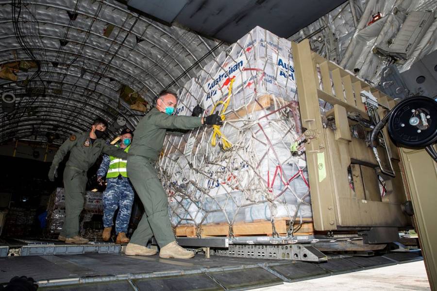 Los primeros aviones con ayuda humanitaria llegan a Tonga