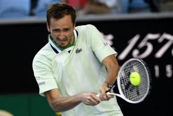 Medvedev y Tsitsipas pasan a octavos de final del Abierto de Australia