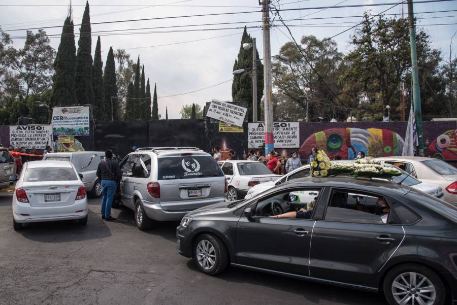 Autoridades entregan a sus padres, el cuerpo del bebé exhumado de panteón en Iztapalapa