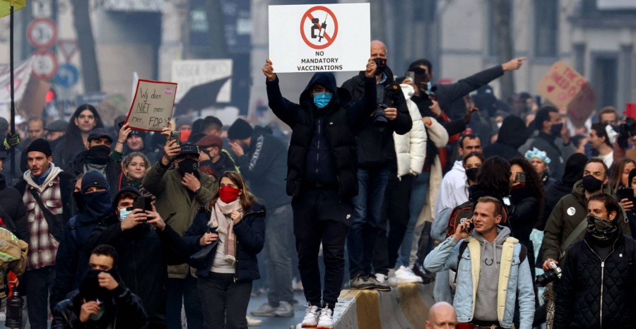 Enfrentamientos durante protesta contra restricciones anticovid en Bélgica