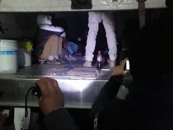 INM rescata a 65 migrantes hacinados en caja de tráiler en Coahuila