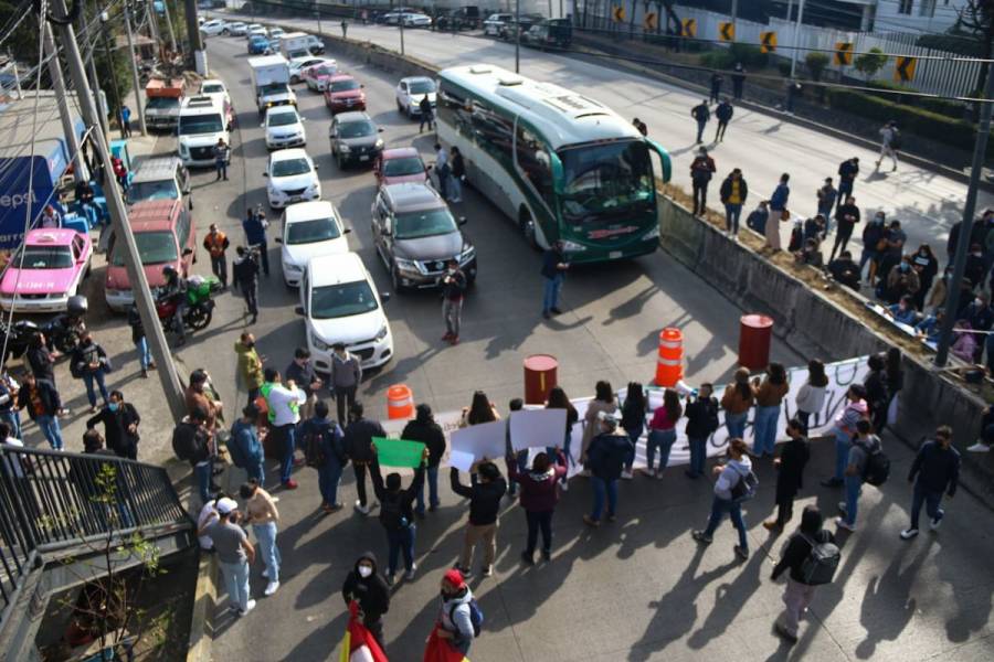 Estudiantes del CIDE bloquean carretera México-Toluca