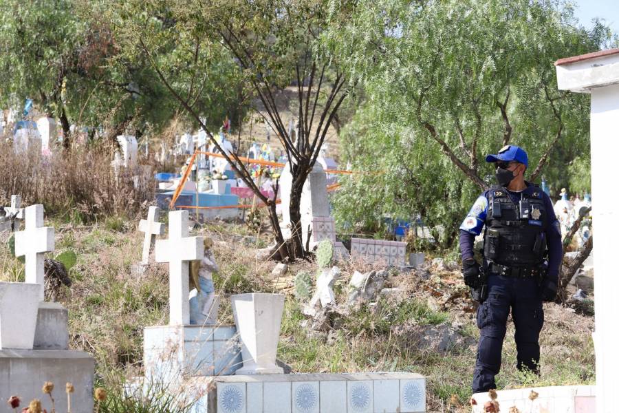 Separan de su cargo a administrador de panteón en Iztapalapa tras exhumación de bebé