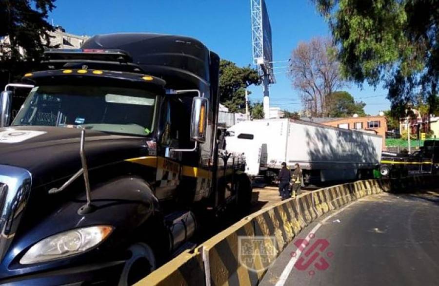 Cierran tramo en Viaducto-Tlalpan por volcadura de tráiler