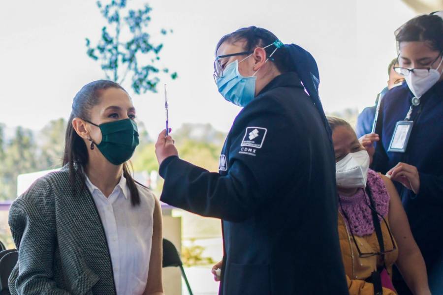 Sheinbaum recibe dosis de refuerzo anticovid en Tlalpan