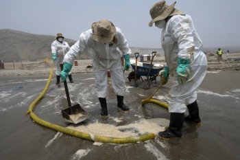 Nueva fuga de crudo en plena carrera para limpiar derrame en playas de Perú