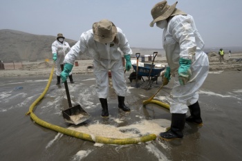Nueva fuga de crudo en plena carrera para limpiar derrame en playas de Per&uacute;