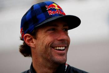 Travis Pastrana sufre accidente tras saltar en paraca&iacute;das desde un edificio